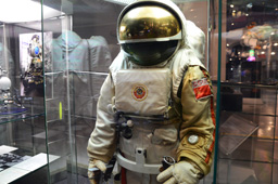 Советский полужёсткий космический скафандр «Кречет-94», разрабатывавшийся для экспедиции на Луну, Музей космонавтики