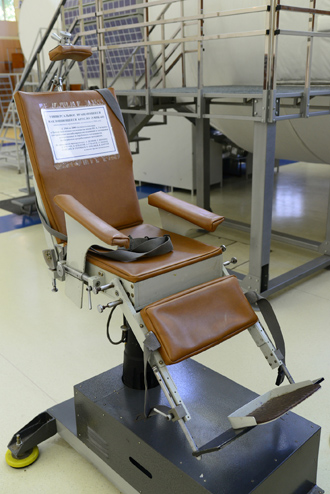 Универсальное вращающееся, наклоняющееся кресло (УВНК-64). Центр подготовки космонавтов им. Ю.А.Гагарина