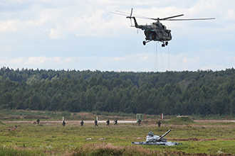 Демонстрация возможностей высадки тактического воздушного десанта канатным способом в программе форума «Армия-2020»