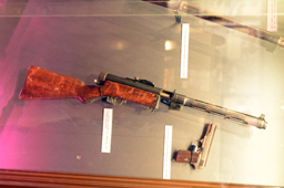 9-мм финский пистолет-пулемёт Suomi-konepistooli M/31 системы Аймо Лахти. Рядом венгерский пистолет конструкции Рудольфа Фроммера FEG 37M, ЦМВС, г.Москва