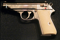 7,65-мм пистолет Walther PP, принадлежал Василию Ивановичу Чуйкову (с 12 сентября 1942 года — командующий 62-й армией, защищавшей Сталинград), ЦМВС, г.Москва