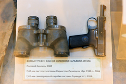 Трофеи: американский полевой бинокль и 7,65-мм пистолет системы Harrington & Richardson обр.1916 года (копия английского пистолета Webley & Scott .32 калибра), ЦМВС, г.Москва