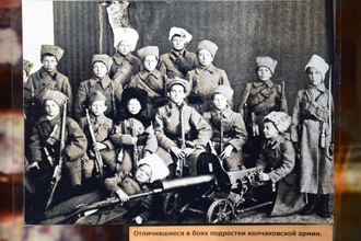 Отличившиеся в боях подростки, служившие в колчаковской армии. ЦМВС, г.Москва