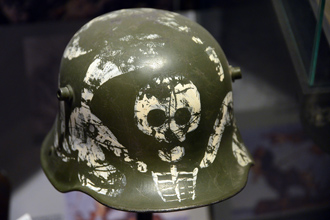 Перекрашенный в оливково-зеленый цвет «рогатый» стальной шлем, ЦМВС, г.Москва
