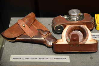 Фотоаппарат Leica и кобура от пистолета Walther – принадлежали С.С. Бирюзову, ЦМВС, г.Москва