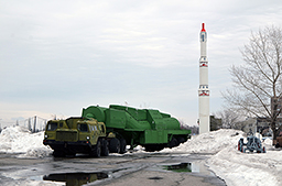  'Кузнечик' ЗАЦ-1 на фоне МБР РТ-2П (РС-12, 8К98П) 