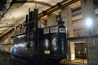 Ограждение рубки и поднятые выдвижные устройства. Подводная лодка С-49, Балаклавский подземный музейный комплекс