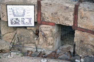 Стена правого погреба хранения пороховых полузарядов артиллерийской башни №2, музейный комплекс «35-я береговая батарея»