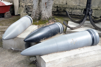305-мм снаряды главного калибра линейного корабля «Cевастополь» и 320-мм снаряд главного калибра линейного корабля «Новороссийск», Музей Черноморского флота