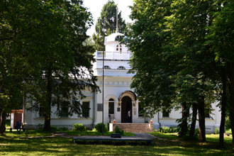Белый дворец, Музей-усадьба «Ботик Петра I»