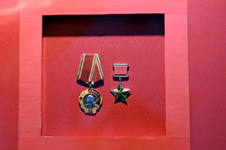 Медаль «Золотая звезда» и орден Ленина которыми награждена Брестская крепость-герой