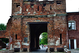 До войны Тереспольские ворота имели три этажа и небольшие башни сверху, Брестская крепость
