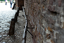 Столбики внутри Тереспольских ворот, которые защищали тросы от повреждения проезжающим транспортом, Брестская крепость