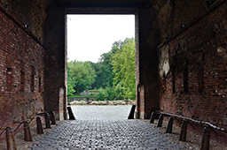 Столбики внутри Тереспольских ворот, которые защищали тросы от проезжающего транспорта, Брестская крепость