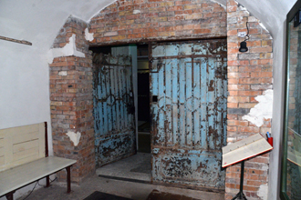 Выход из подземного сооружения, замаскированный под складские ворота, Музей Подземный Севастополь