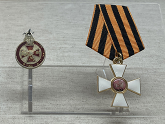 Орден Св.Георгия I-IV степени (офицерский) и знак отличия ордена Св.Анны (XIX век), Музей В.И. Чапаева, Чебоксары