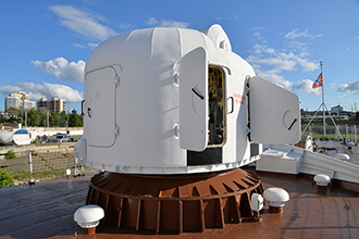 Круглый выступ над крышей башни артиллерийской установки — бронеколпак прицела. Универсальная корабельная артустановка АК-176М, Пограничный сторожевой корабль «Чебоксары»
