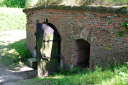 Бронедверь на входе в казематированный траверс, форт №11, г.Калининград