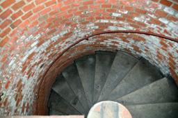 Винтовая лестница по которой поднимались с нижнего уровня на верхний с последующим выходом на валганг, форт №11, г.Калининград