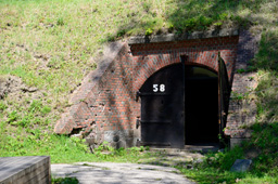Вход из дворика в нижний уровень артиллерийского каземата левого фланка, форт №11, г.Калининград