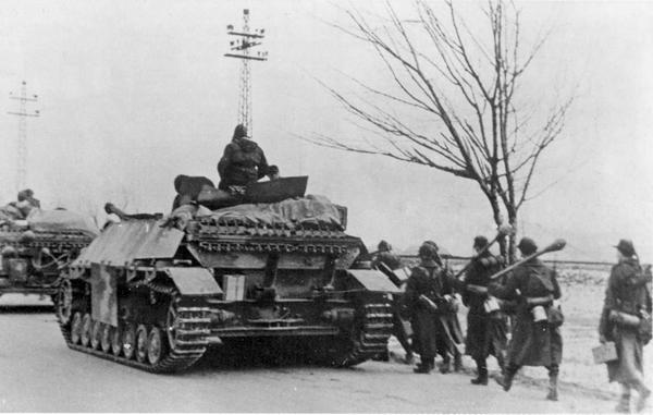  Самоходные артиллерийские установки Jagdpanzer IV/70(V) и пехотинцы с одноразовыми гранатомётами Panzerfaust 60