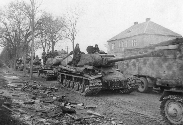Танки ИС-2 в Восточной Пруссии. 1-й Белорусский фронт, январь 1945 года. Фотограф Ефим Копыт