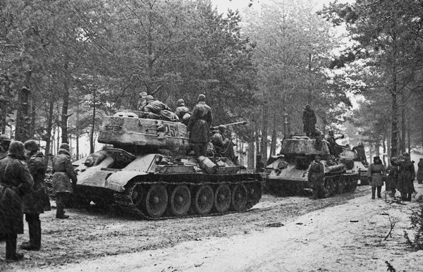 Начало Восточно-Прусской наступательной операции. Советские танки с десантом, 13 января 1945 года. Фотограф Эммануил Евзерихин 