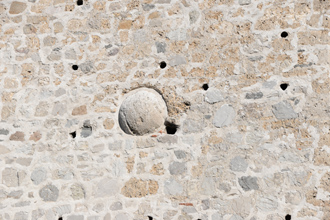 Каменное ядро засевшее в стене артиллерийской башни возведённой османами, Голубацкая крепость