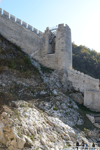 Внутренние стороны башен (обращенные во двор крепости) обычно строили открытыми, Голубацкая крепость