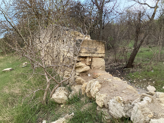 Разрушенная во многих местах старинная ограда Исторического бульвара, Севастополь