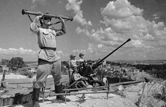 Дальномерщик с однометровым стереоскопическим дальномером ЗДН. Фото: Е.А. Халдей, 1944 год, Севастополь