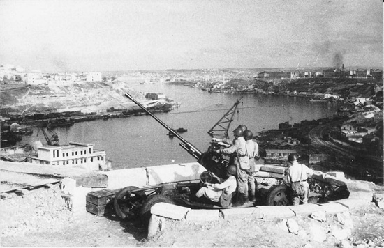 Зенитный расчет на Историческом бульваре Севастополя. Автор снимка неизвестен. 1942 год