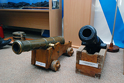 3-х фунтовая корабельная пушка (1815г) и 3-х фунтовая десантная пушка петровской галеры, Музей Балтийского флота 