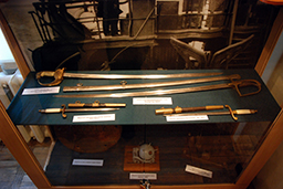 Стенд с образцами холодного оружия принадлежавшего флотским офицерам, Музей Балтийского флота 