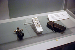 Телеграфный ключ для работы на агентурной радиостанции и фотоаппарат Minox, Музей Балтийского флота 