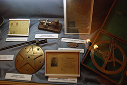 Телеграфный ключ с линкора «Петропавловск» и паспорт погреба с крейсера «Киров», Музей Балтийского флота 