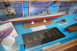 Табличка с подводной лодки «Lembit» и трубка её командира Алексея Матиясевича, Музей Балтийского флота 