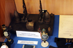 Чернильный прибор с линейного корабля «Слава» и шахматные фигурки семьи Н.О. фон Эссен, Музей Балтийского флота 