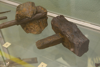 Фрагмент деревянного бруса с металлическим нагелем. Остатки кувалды. Начало XVIII века, Музей истории Кронштадта