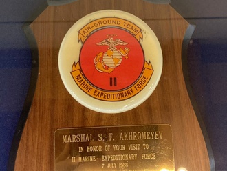 Плакетка с изображением эмблемы экспедиционных сил морской пехоты США, Выставка «Наградное и подарочное оружие выдающихся деятелей», Казанский Кремль