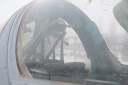 Кабина МиГ-27. В центре –  прицельно-пилотажный индикатор ИПП-2-53 с устройством отображения информации на фоне лобового стекла 'Зрачок-2'. Справа – туба телевизионного индикатора ИТ-23М