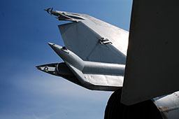 В основании киля располагается контейнер с тормозным парашютом ТП-10370-65, Миг-27К, Казань 