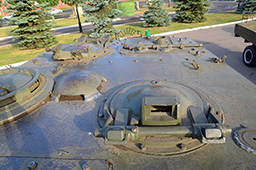 Крыша бронерубки ИСУ-152, Казань, приборы наблюдения. Слева – командира, справа – наводчика. Посередине,  грибок вентилятора боевого отделения 