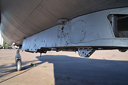 Левый по ходу пилон можно было  заменить на модификацию для  подвески спецбоеприпаса «изделие 244Н». Су-7Б, Казань
