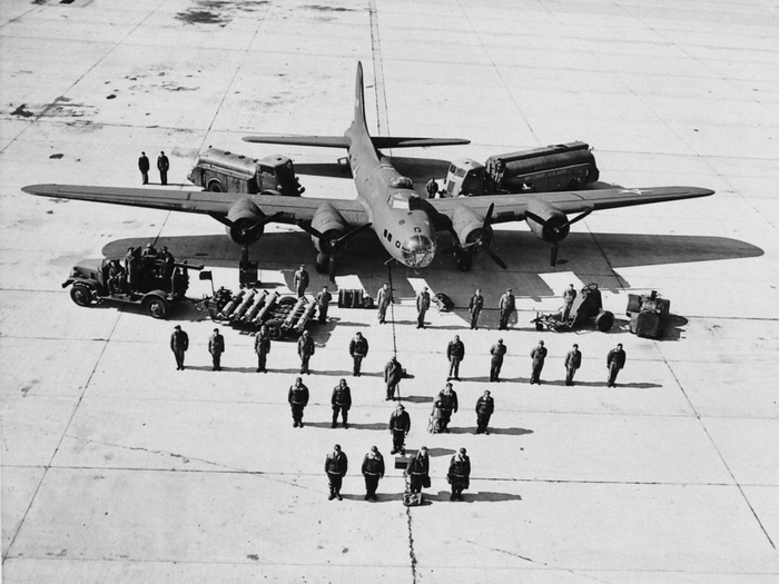 Экипаж B-17 и обслуживающая наземная команда 