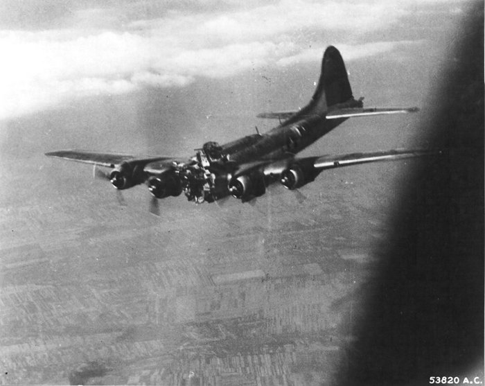 Обречённый B-17G-35-BO «Mizpah» из 840-й эскадрильи 483-й бомбардировочной группы 