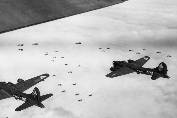 строй бомбардировщиков 535-й эскадрильи 381-ой бомбардировочной группы 