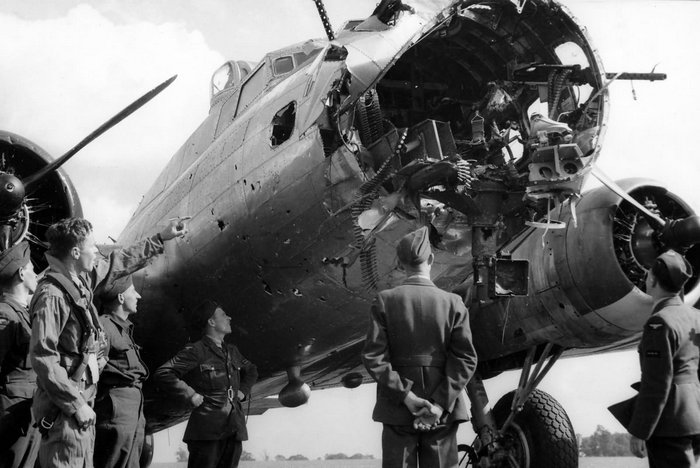 Зенитный снаряд попал в B-17G-35V «Queen of Hearts» из 524-й эскадрильи 379-й бомбардировочной группы 