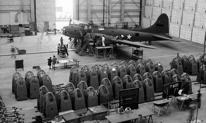 сборка B-17F в ангаре Douglas Aircraft factory в Long Beach, 1942 год 