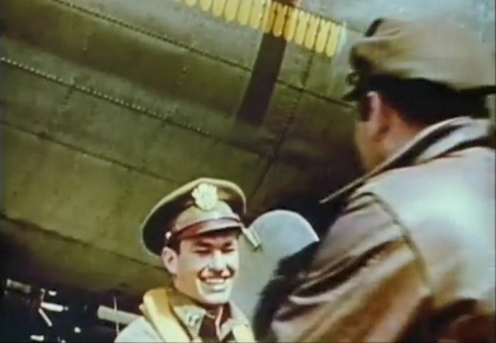 Товарищи встречают экипаж «Memphis Belle» после 25-го боевого вылета